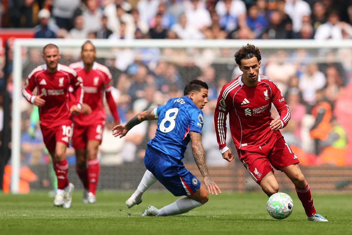 Jones có thể gia nhập Inter, việc để cầu thủ trưởng thành ra đi có thể làm lung lay Slot