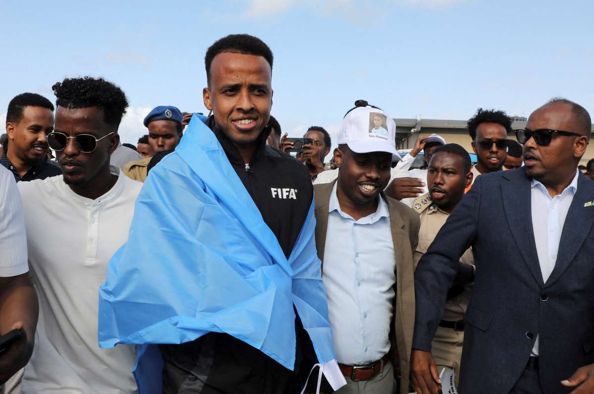Trọng tài Somali nổi tiếng Atan bị Mỹ từ chối nhập cảnh, hàng vạn người Mogadishu đón vị anh hùng