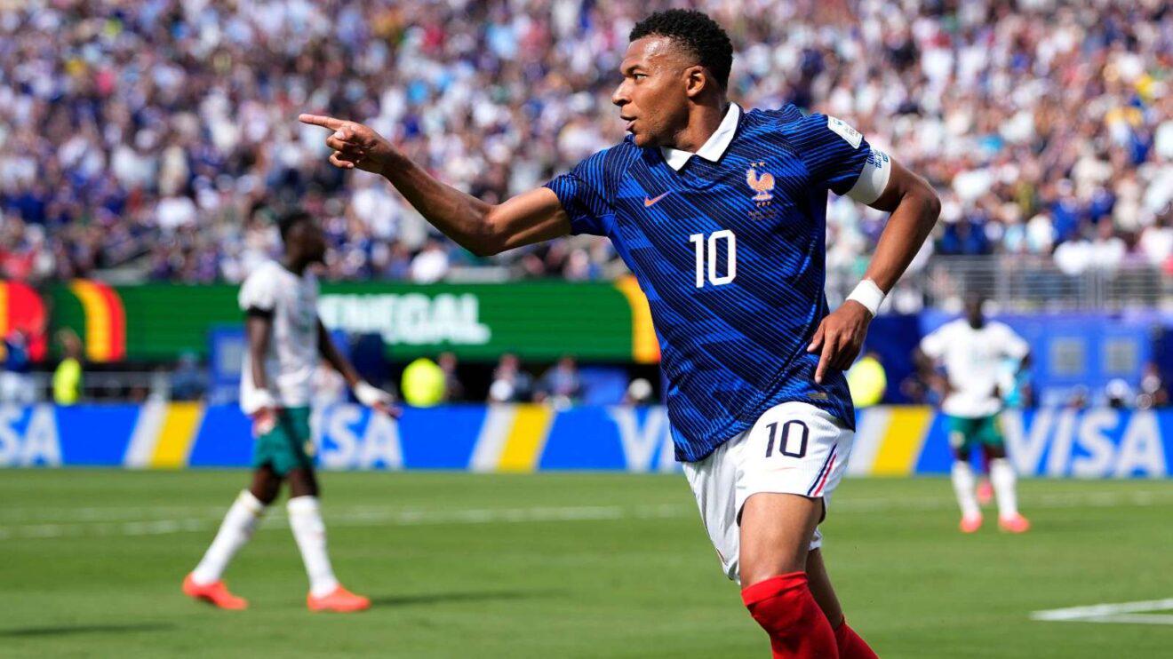 Mbappé çifte attı, rekoru kırdı — Fransa 3-1'le açılışa kazandı