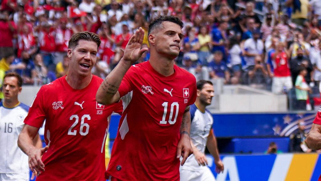 Xhaka opent de score vanaf de stip, Zwitserse aanvoerder blijft tien wedstrijden ongeslagen
