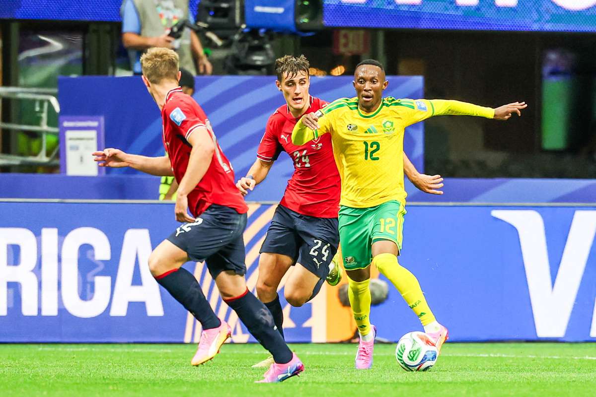 Broos cambia el esquema y Sudáfrica empata ante Chequia; en la última jornada se la juega contra Corea del Sur