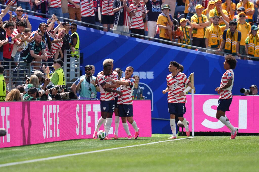 VS wint met 2-0 van Australië, Freeman scoort bij debuutzege in groep D