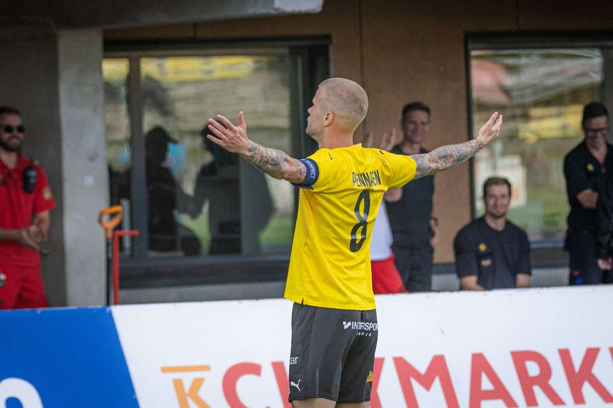 KuPS travolge l'HJK in trasferta con un 4-0 e va in testa, l'espulsione precoce di Tikanen fa da svolta