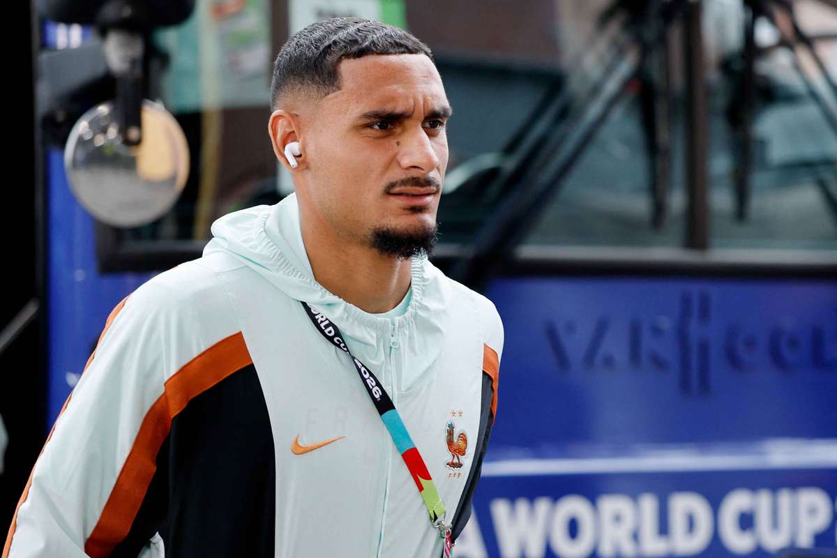 Chelsea cân nhắc thận trọng thúc đẩy thương vụ Lacroix khi đàm phán Xhaka rơi vào bế tắc