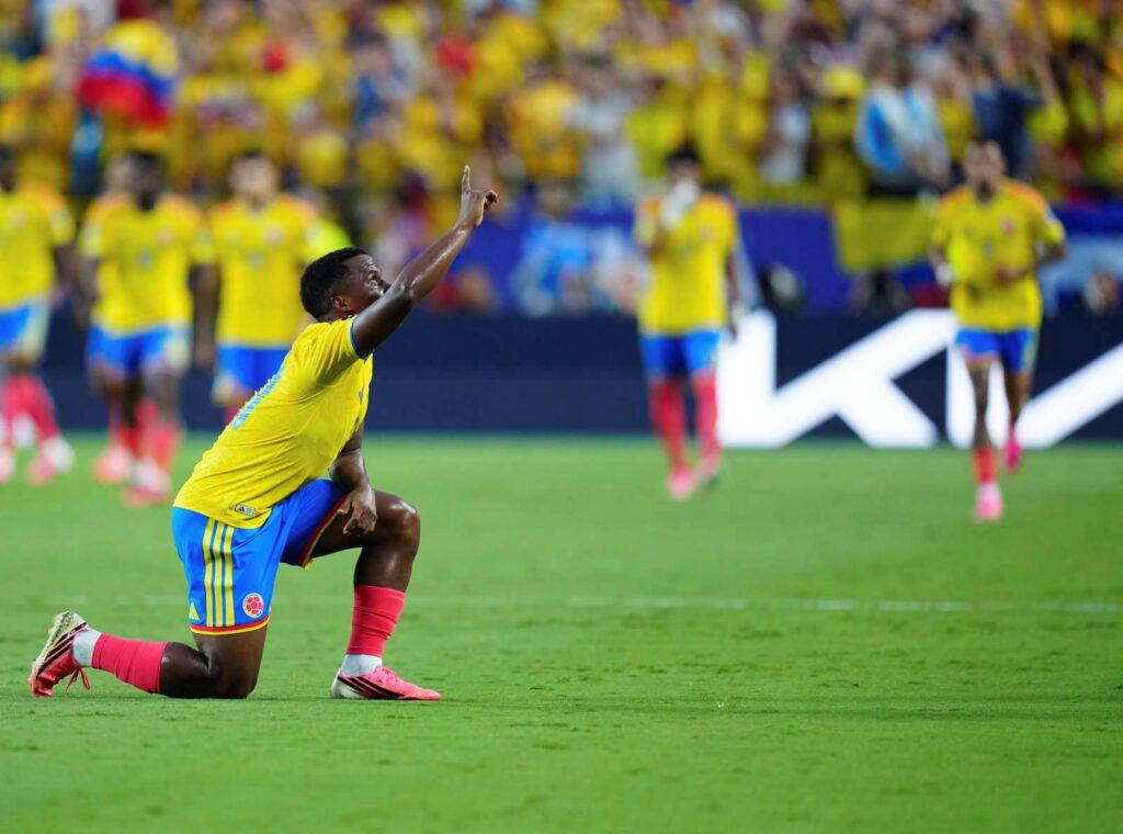 Bàn thắng World Cup đầu tiên của Jhon Arias đưa Colombia vào vòng 16 đội