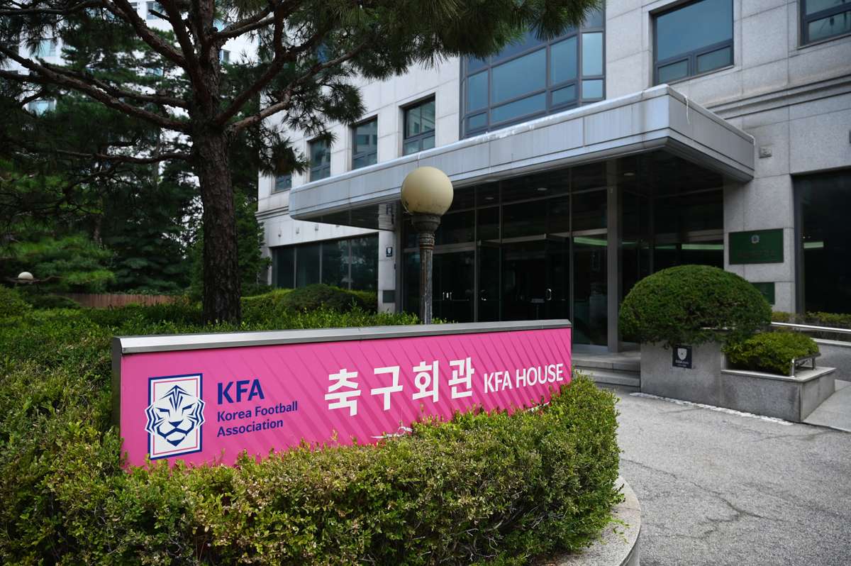 La policía allana la Asociación de Fútbol de Corea del Sur en una investigación sobre el nombramiento de Hong Myung-bo