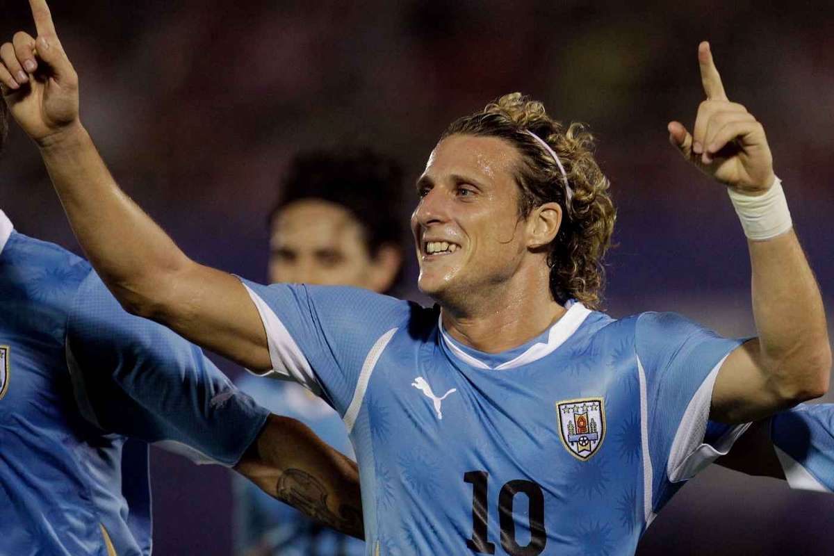 Diego Forlan được bổ nhiệm làm HLV trưởng Uruguay sau khi Uruguay bị loại ở vòng bảng World Cup